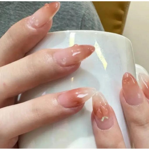 用色彩点亮指尖，用睫毛放大双眸